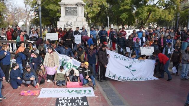 Cientos de personas reclamaron por el ajuste de \