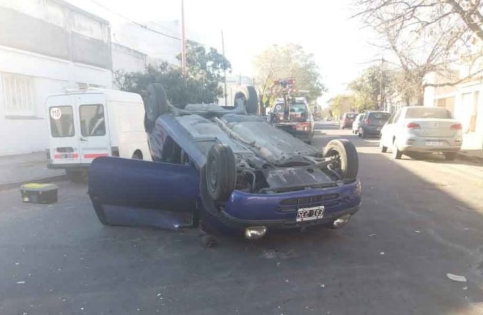 Dos vehículos chocaron y uno quedó dado vuelta sobre el asfalto