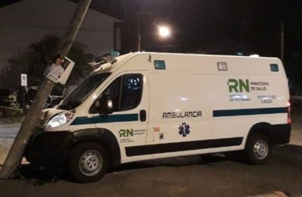 Una ambulancia chocó contra un poste de luz en Bariloche