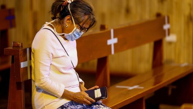 Misa en medio de la pandemia (EFE/José Jácome)