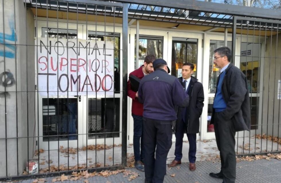 Por "desobediencia", profesores del Normal seguirán imputados