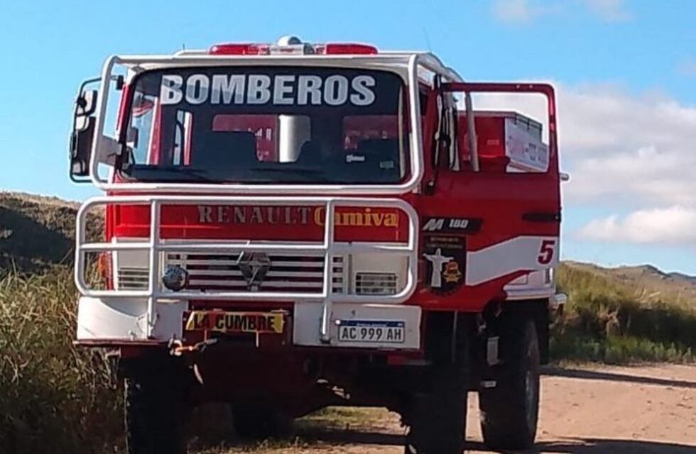 Susto en La Cumbre: fuerte explosión y tres vehículos completamente quemados