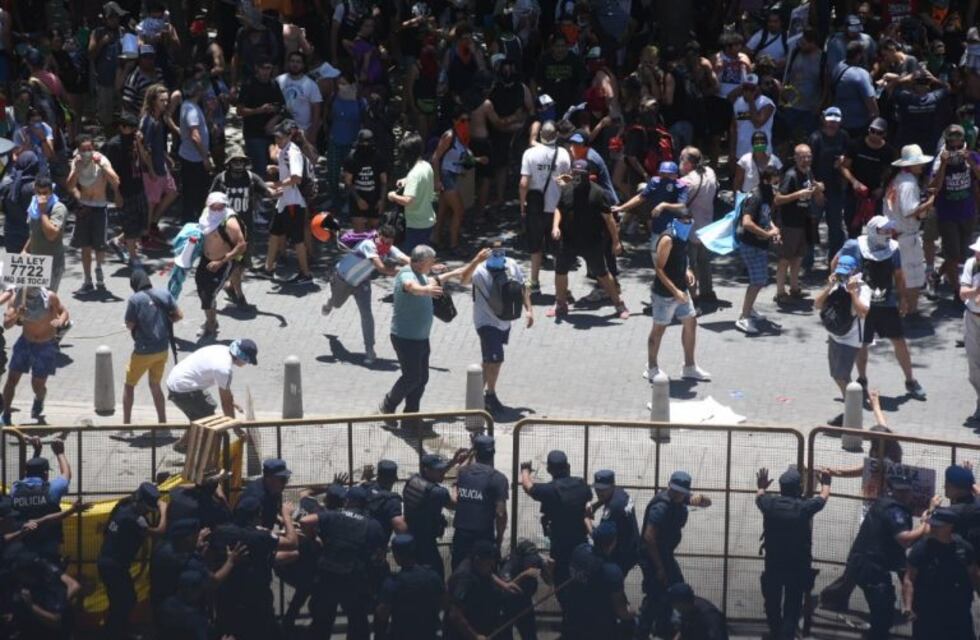 Incidentes en la marcha antiminera frente a Casa de Gobierno