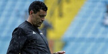 Chilean Referee Roberto Tobar tests the pitch, before suspending the Copa Libertadores 2018 first leg final football match, between Boca Juniors and River Plate, at La Bombonera stadium in Buenos Aires, on November 10, 2018\u002E - With rain deluging Boca's famous La Bombonera stadium, officials took the decision to reschedule kick-off for Sunday at 4pm local time (1900 GMT)\u002E (Photo by ALEJANDRO PAGNI / AFP)