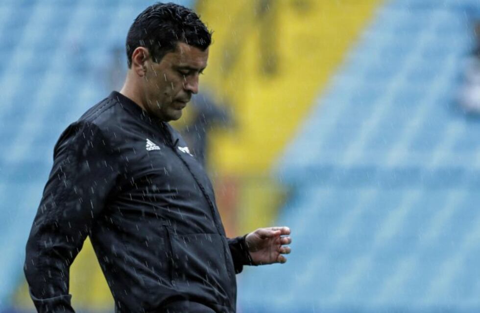 El gesto del árbitro confirmando que se juega la final este domingo