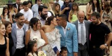 DYN04, BUENOS AIRES, 22/12/2016, CARLOS TEVEZ Y VANE8A MANSILLA SE CASARON EN UN REGISTRO CIVIL DE SAN ISIDRO, ACOMPAu00d1ADOS POR SUS TRES HIJOS, FLORENCIA QUIEN LLEVABA EN BRAZOS A SU PERRA, DULCE, KATIE Y LITO JUNIOR. FOTO:DYN/ALBERTO RAGGIO.