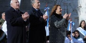 El gobernador de Santa Fe, Miguel Lifschitz, junto al presidente Mauricio Macri y la intendenta de Rosario, Mu00f3nica Fein.