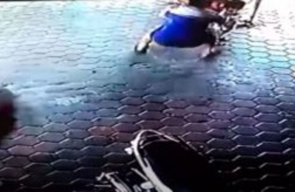 Video: Con un movimiento ninja salva a dos niños de una muerte segura
