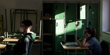 OURENSE, 26/05/2020\u002E- Segundo día de Galicia en fase 2\u002E Alumnos de segundo de bachillerato durante una clase en las aulas del IES As Lagoas, este martes en Ourense\u002E El retorno parcial y voluntario a las aulas está reservado a los estudiantes de 2º de bachillerato y segundos cursos de FP medio y superior\u002E EFE/Brais Lorenzo