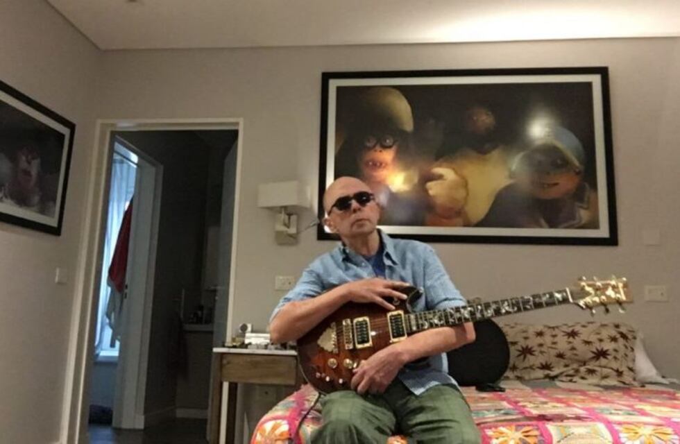 Como "prueba de vida" el Indio Solari se sacó selfies en su habitación