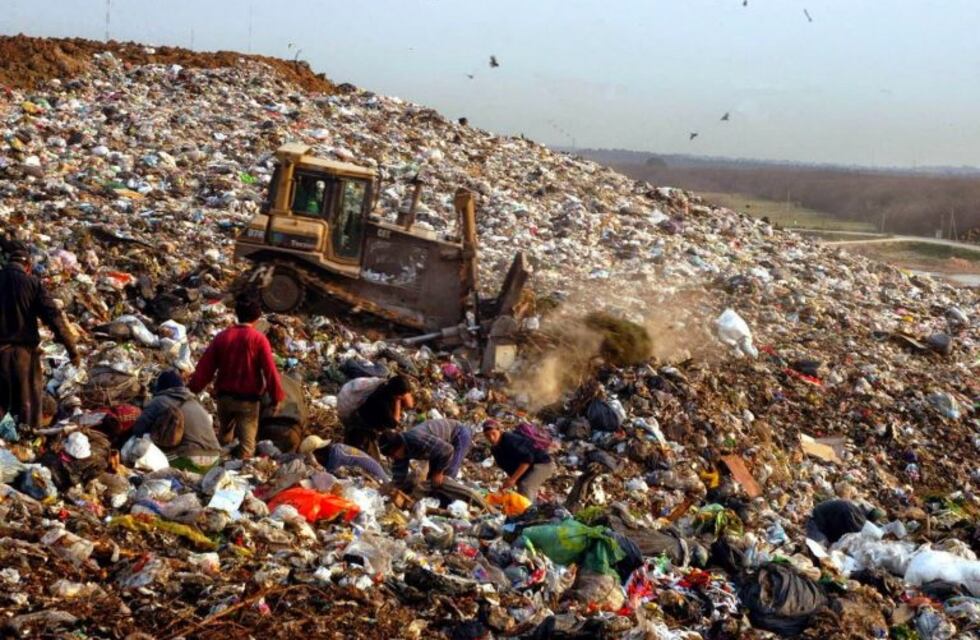 Un camión recolector atropelló a un menor que dormía tapado con cartones