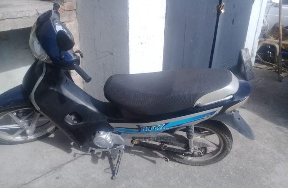 Mujer chocó un auto con su moto y murió en el hospital