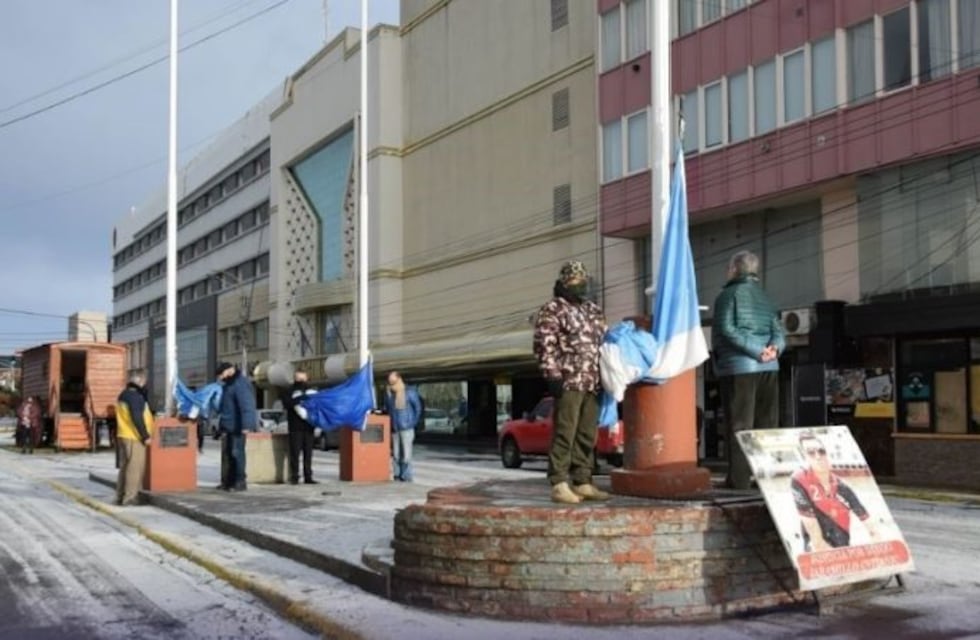 Una breve pero intensa nevada acompañó el izamiento dominical