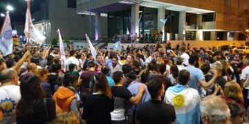 Festejos del kirchnerismo en la Plaza 25 de mayo de Rafaela (Vía Rafaela)