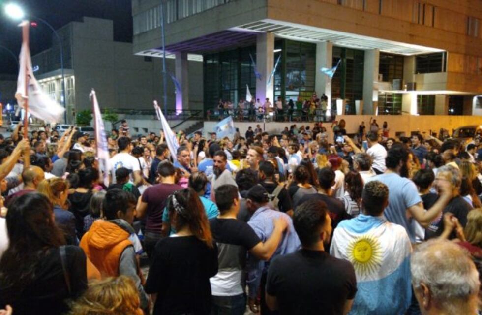 El kirchnerismo rafaelino copó la Plaza 25 de Mayo y festejó la victoria de Alberto Fernández