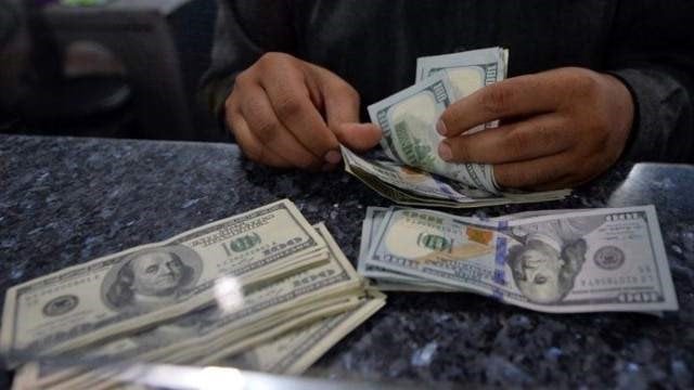 El dólar blue se vende a 146 pesos.