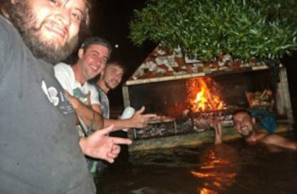 La banda que hizo un asado bajo el agua grabó un tema alusivo y busca juntar fondos para La Emilia
