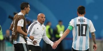 El delantero de Argentina Lionel Messi (der\u002E) le da la mano al entrenador Jorge Sampaoli el 26/06/2018 en San Petersburgo, Rusia, durante el encuentro del grupo D del Mundial de Rusia ante Nigeria\u002E\r\n(Vinculado a la cobertura del día de dpa) Foto: Cezaro De Luca/dpa +++ dpa-fotografia +++