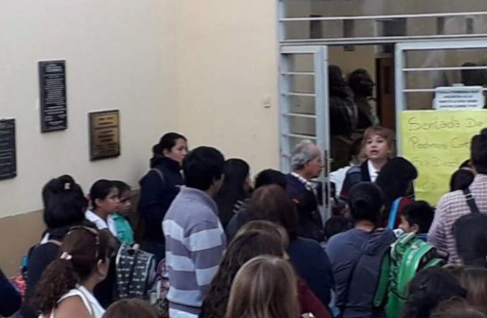 Padres realizaron una sentada en una escuela de Andalgalá