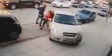 Mar del Plata: golpeó a su expareja con su hija de tres años en brazos\u002E