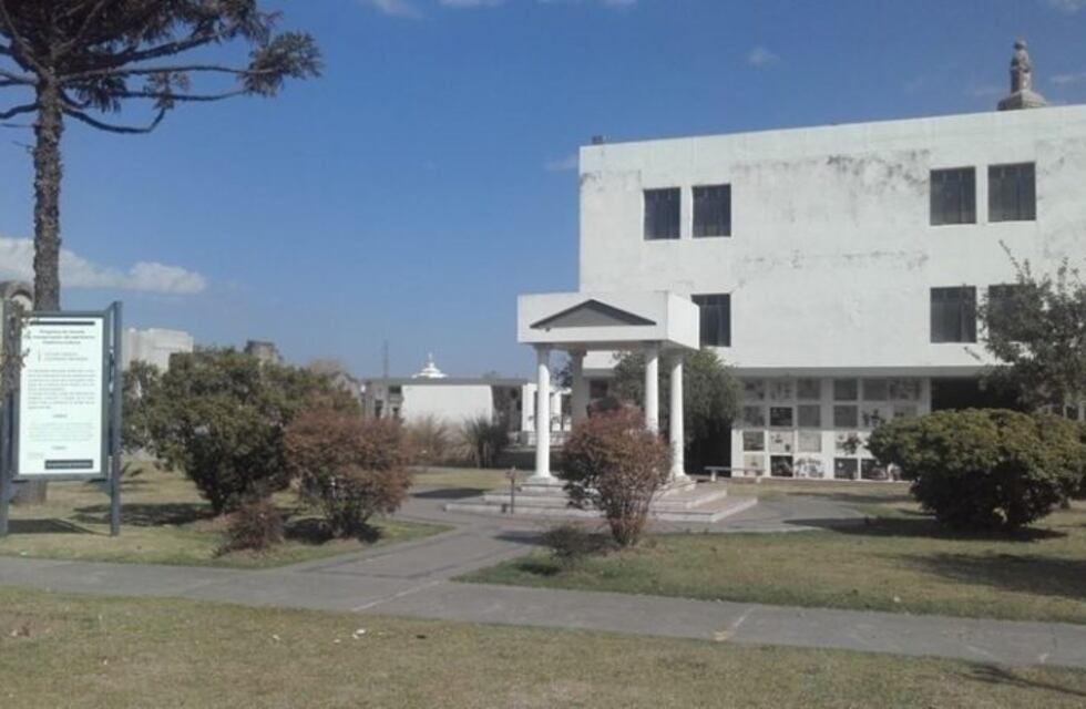 Día de los Santos y de los Muertos: horario del Cementerio local