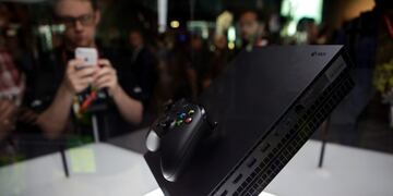 The Microsoft Corp\u002E Xbox One X video game console sits on display during E3 Electronic Entertainment Expo in Los Angeles, California, U\u002ES\u002E, on Wednesday, June 14, 2017\u002E For three days, leading-edge companies, groundbreaking new technologies and never-before-seen products is showcased at E3\u002E Photographer: Troy Harvey/Bloomberg eeuu los angeles  conferencia de Electronic Arts E3 2017 Xbox One X