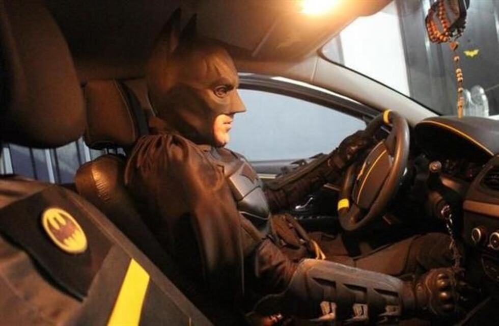 Disfrazado de Batman, hace cuatro años alegra a los chicos internados en La Plata