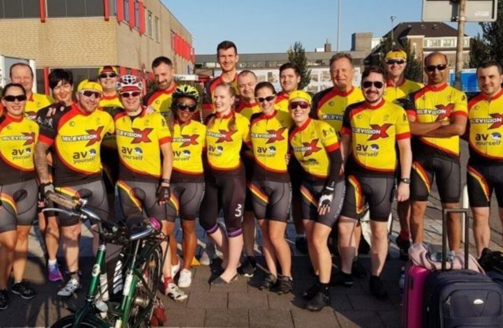 Polémica por la expulsión de un equipo ciclista de estrellas del cine para adultos