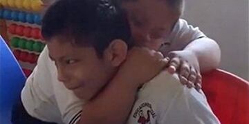 El dulce consuelo de un alumno con Síndrome de Down a su compañero con autismo