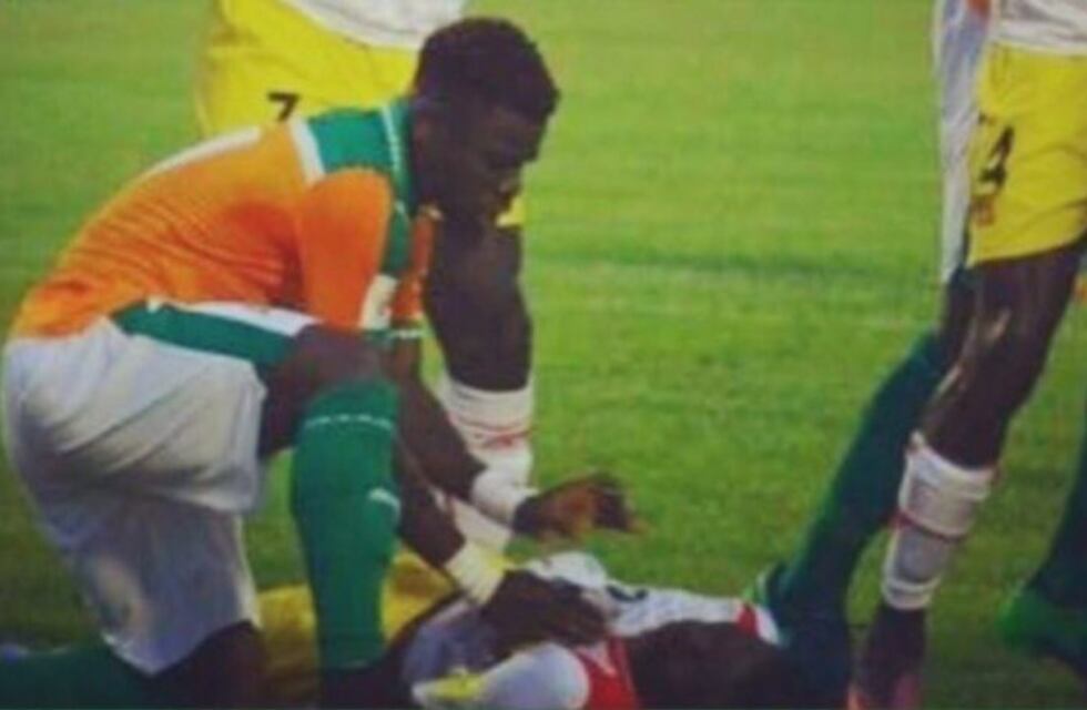 El futbolista marfileño Serge Aurier salvó la vida de un rival en pleno partido