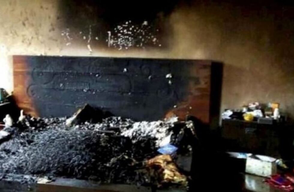 Le explotó la batería del celular que estaba cargando y murió