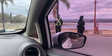 Controles policiales en el ingreso por la costanera de Carlos Paz\u002E