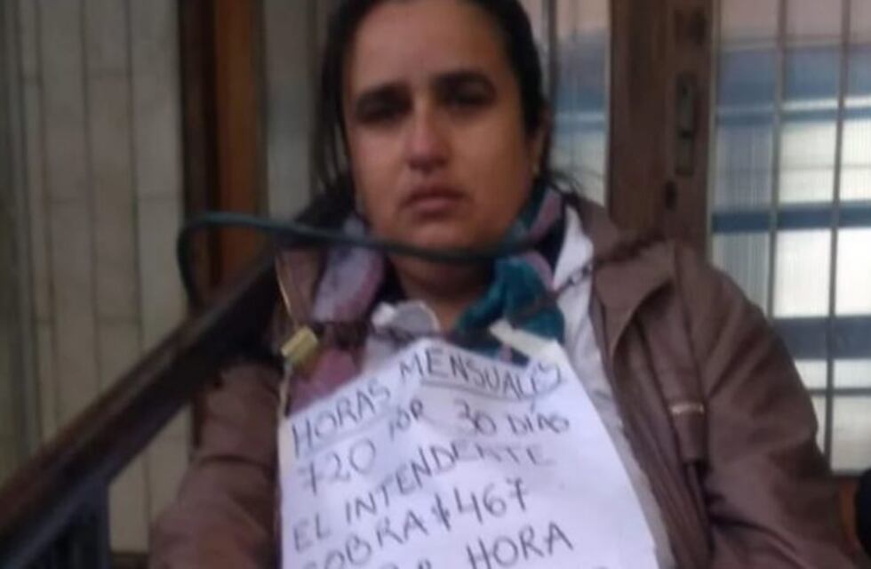 En el medio de la protesta de los docentes, una profesora se encadenó a la Municipalidad