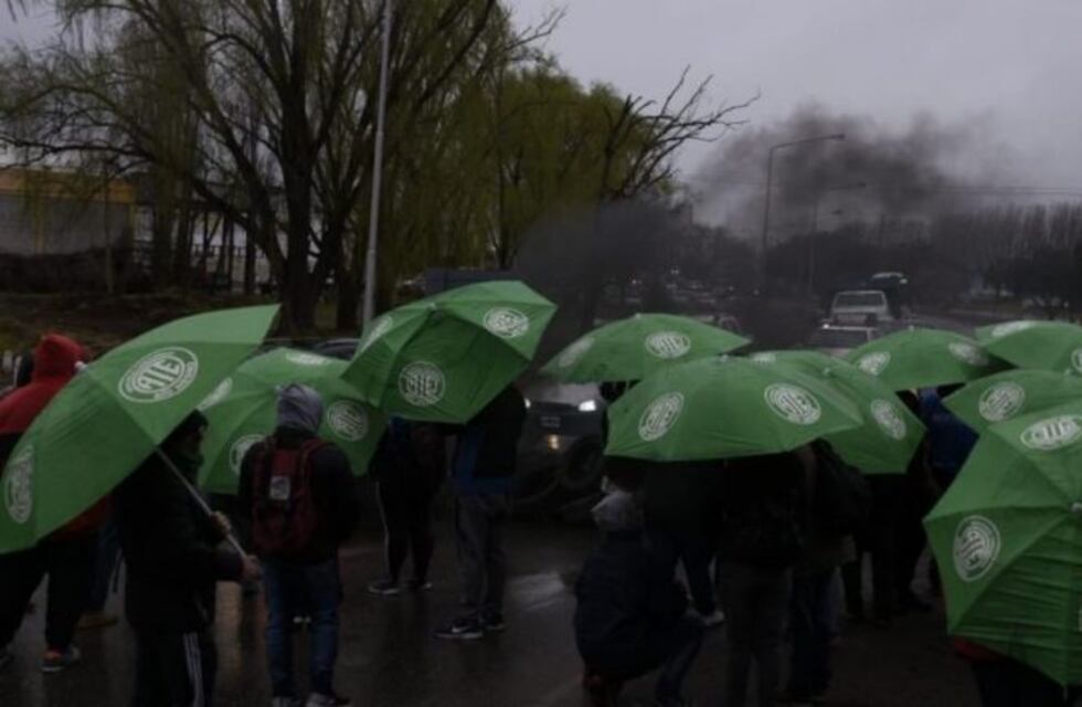 Docentes cortan el puente Cipolletti-Neuquén