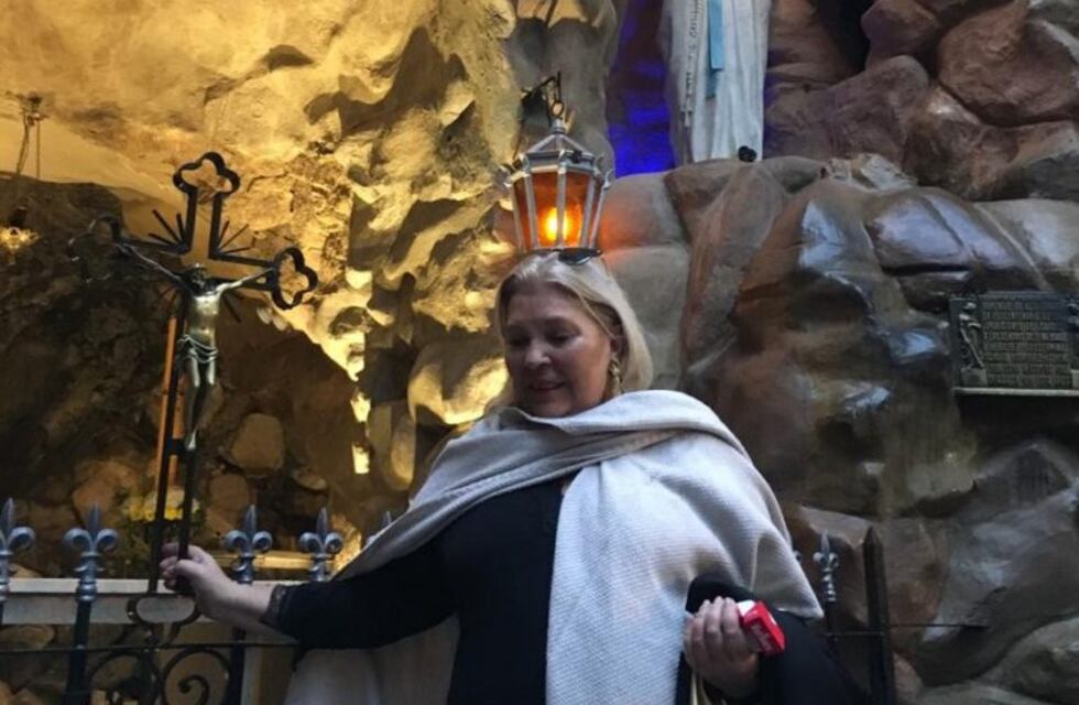 "Lilita" Carrió visitó la virgen de Lourdes