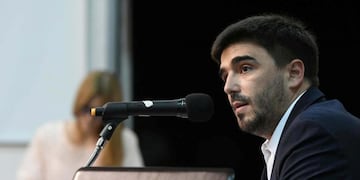 Olavarru00eda, Buenos Aires: El intendente de Olavarru00eda, Ezequiel Galli, comenzu00f3 a ser interpelado esta noche en la sede del municipio de ese partido bonaerense por los 20 concejales del distrito, que prepararon mu00e1s de 300 preguntas para indagar sobre la supu