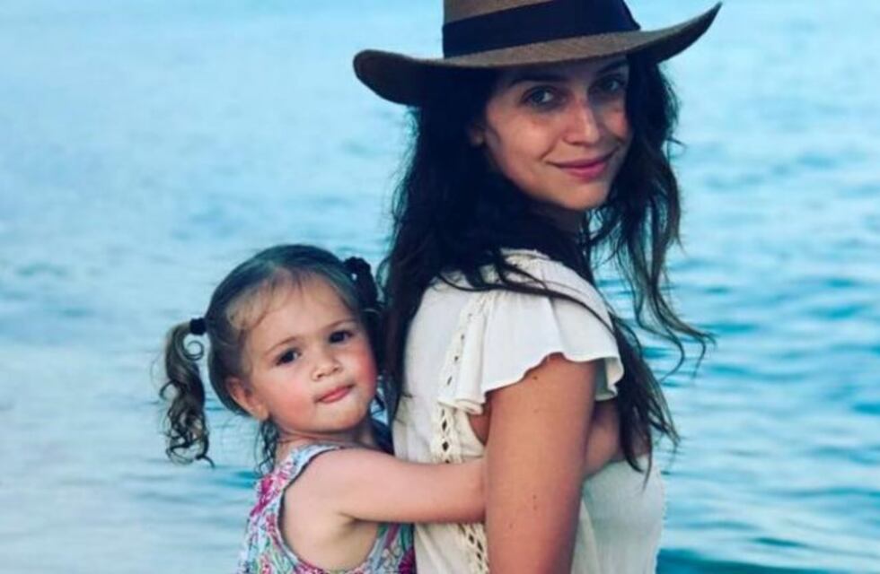 Polémica por un video del novio de Zaira Nara manejando con su hija a upa