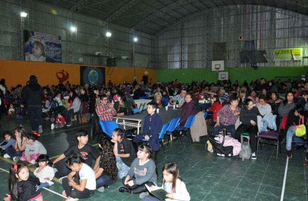 Exitoso festival folcklórico de la escuela Huellitas del Sur