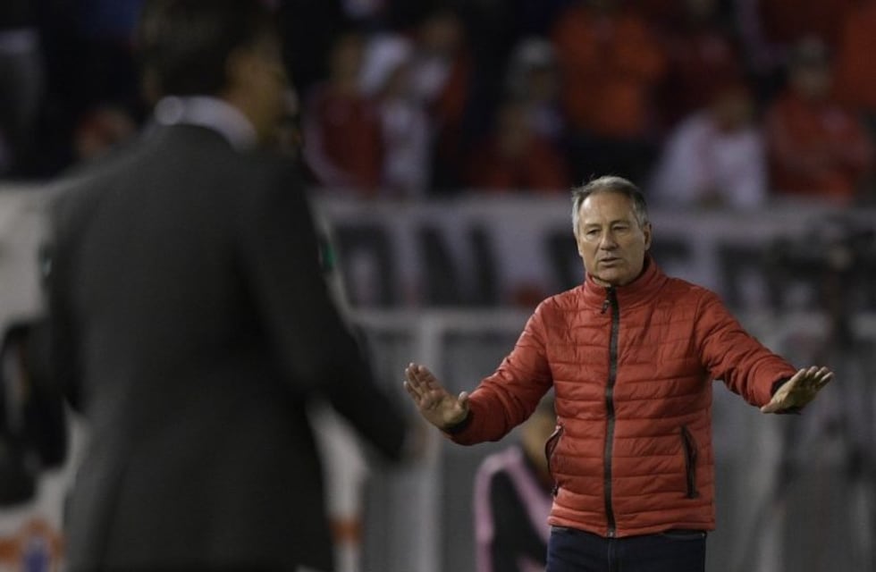 Ariel Holan, sobre la jugada de Javier Pinola: "Era penal y expulsión"