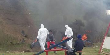 En la plaza había dos hombres quemando residuos tóxicos mientras los chicos estaban en los juegos