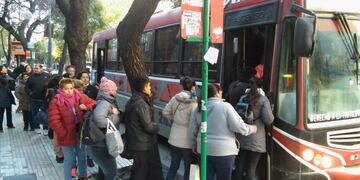 Las paradas de colectivos, repletas de usuarios\u002E