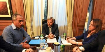 DYN804, BUENOS AIRES 10/05/2017, EL MINISTRO DEL INTERIOR, OBRAS Pu00daBLICAS Y VIVIENDA DE LA NACIu00d3N, ROGELIO FRIGERIO, RECIBIu00d3 HOY EN SU DESPACHO DE CASA ROSADA A LA GOBERNADORA DE SANTA CRUZ, ALICIA KIRCHNEr FOTO:DYN/MINISTERIO DEL INTERIOR. buenos aires rogelio frigerio alicia kirchner reunion con la gobernadora de santa cruz encuentro con ministro del interior pedido de ayuda economica para la provincia