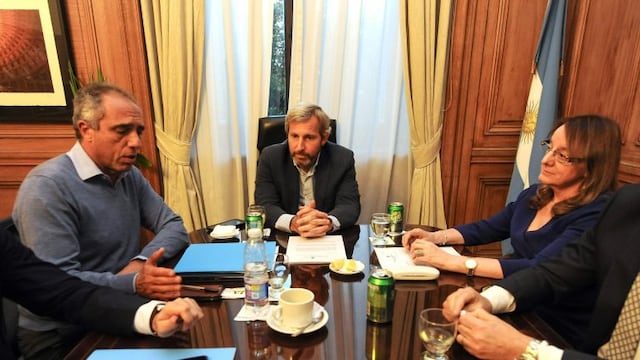 DYN804, BUENOS AIRES 10/05/2017, EL MINISTRO DEL INTERIOR, OBRAS Pu00daBLICAS Y VIVIENDA DE LA NACIu00d3N, ROGELIO FRIGERIO, RECIBIu00d3 HOY EN SU DESPACHO DE CASA ROSADA A LA GOBERNADORA DE SANTA CRUZ, ALICIA KIRCHNEr FOTO:DYN/MINISTERIO DEL INTERIOR. buenos aires rogelio frigerio alicia kirchner reunion con la gobernadora de santa cruz encuentro con ministro del interior pedido de ayuda economica para la provincia