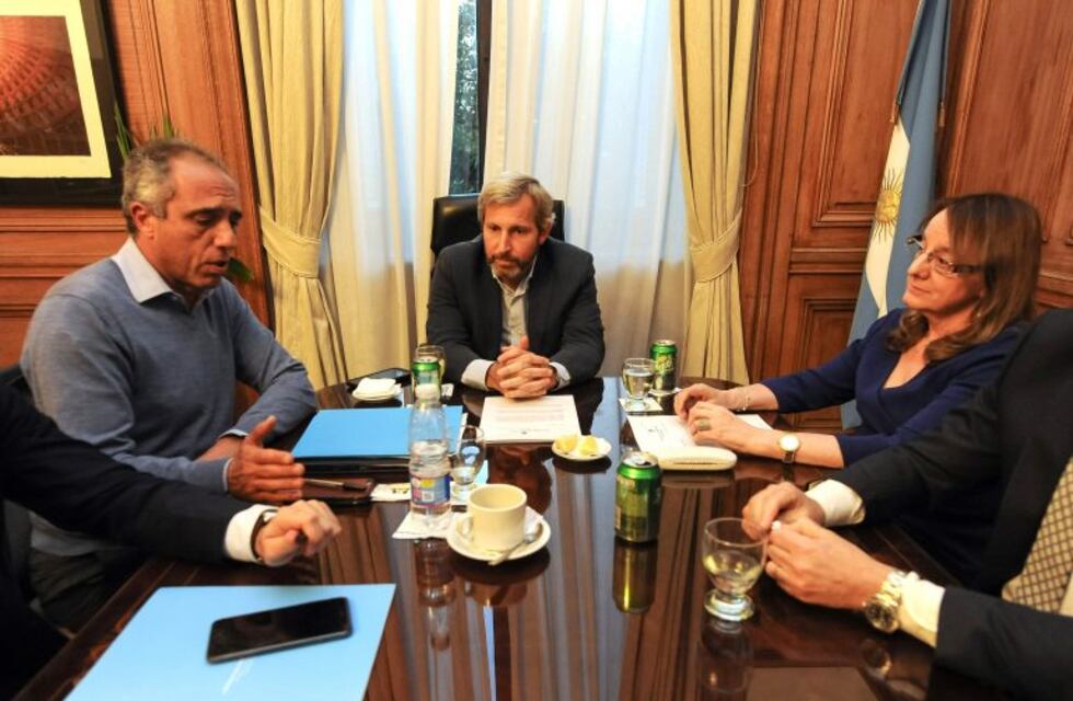 El Gobierno acordó con Santa Cruz: Le dará un crédito de $750 millones