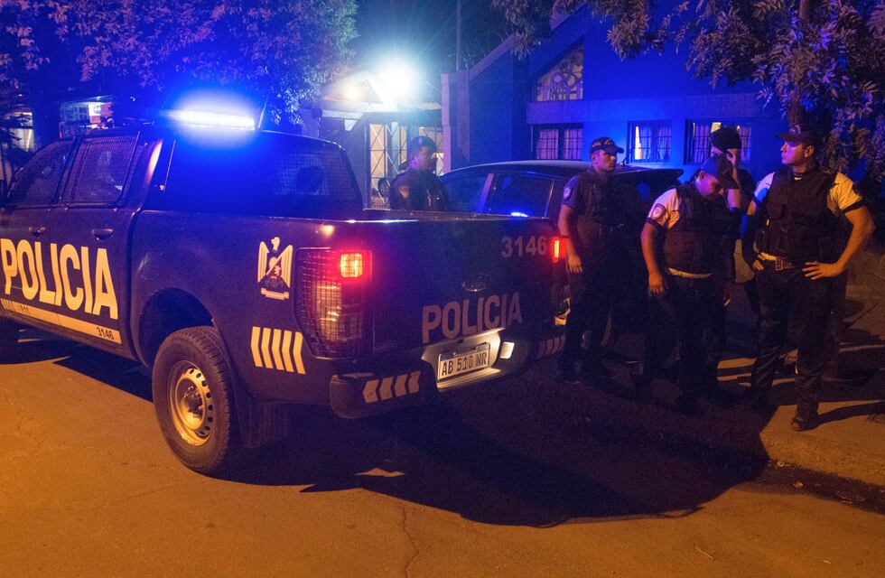 Asaltaron y ataron a dos hombres para robarles dinero en efectivo, electrodomésticos y celulares