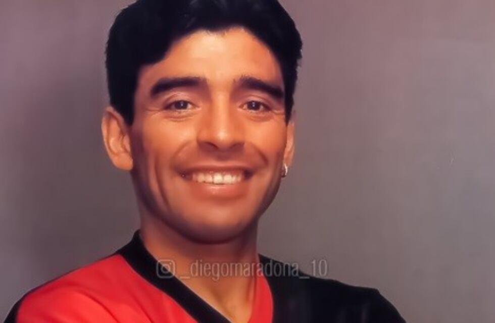 Maradona volvió a saludar a los hinchas de Newell's, a 25 años de su debut con la rojinegra