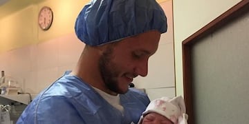 El pergaminense pidió un babero y posó junto a la pequeña Elena\u002E (@conanledesma)