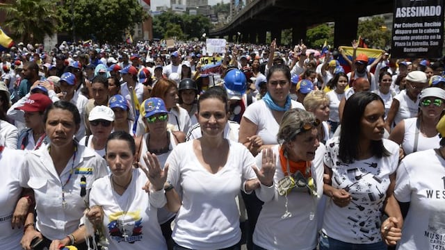 Venezuelan opposition ex-congresswoman Maria Corina Machado (C) takes part in a women's march aimed to keep pressure on President Nicolas Maduro, whose authority is being increasingly challenged by protests and deadly unrest, in Caracas on May 6, 2017.nThe death toll since April, when the protests intensified after Maduro's administration and the courts stepped up efforts to undermine the opposition, is at least 36 according to prosecutors.n / AFP PHOTO / FEDERICO PARRA