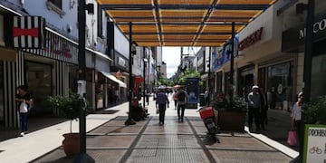 Las peatonales del microcentro tucumano se ven casi desiertas\u002E