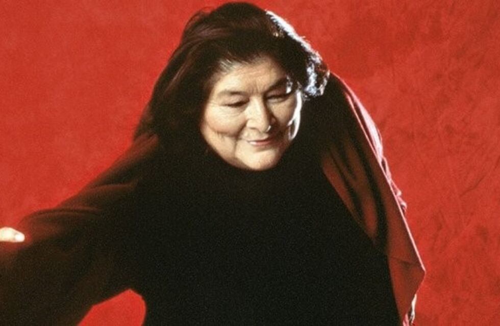 Un mural, coplas y danzas folklóricas en homenaje a Mercedes Sosa